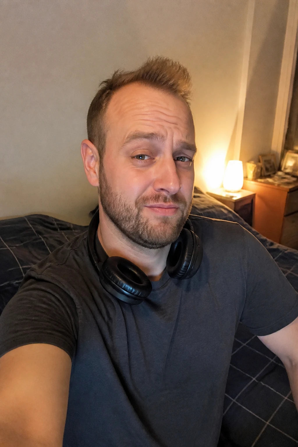 Selfie von Daniel am ersten Abend: Kopfhörer um den Hals, skeptischer Blick