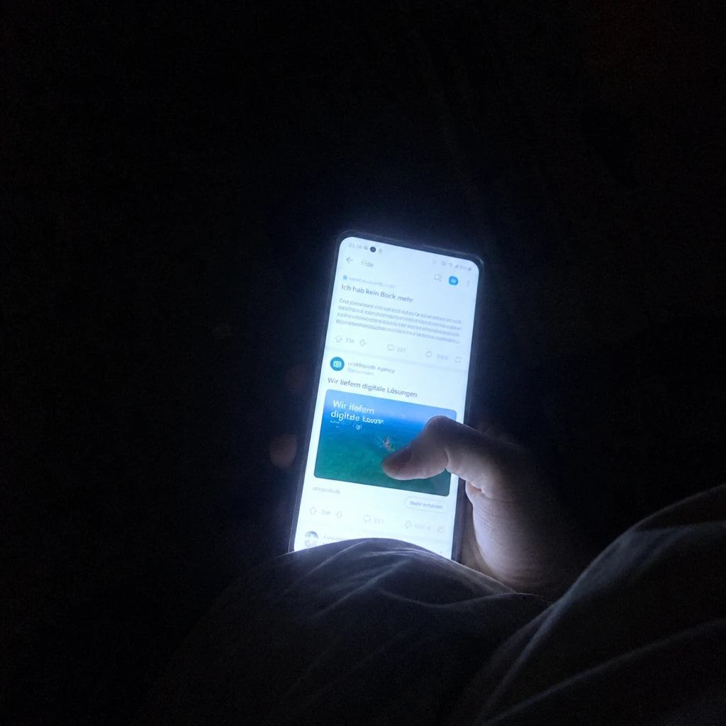 Abend A aus deiner Sicht: Hand mit grell leuchtendem Handy im dunklen Bett