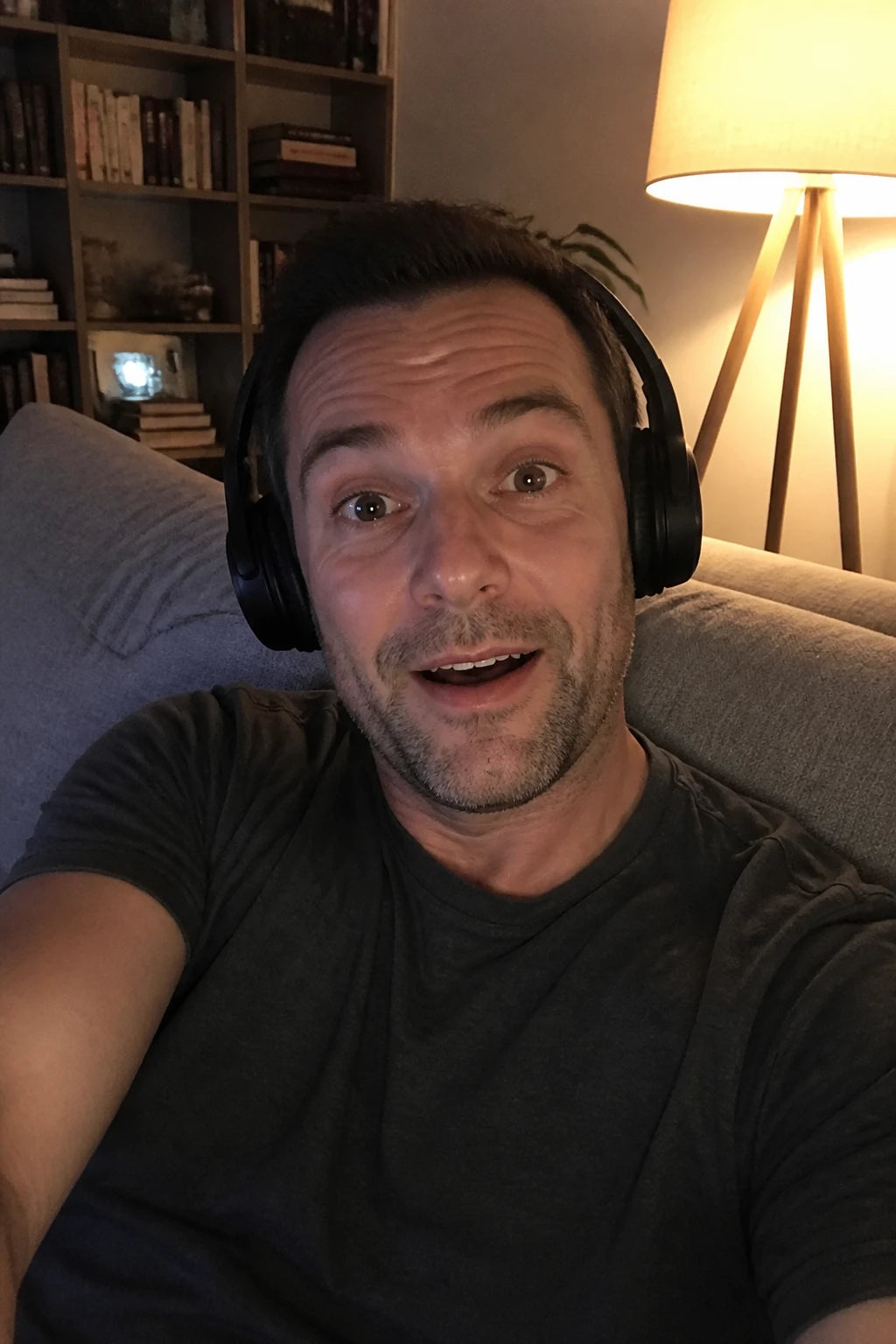 Selfie von Chris mit aufgesetzten Kopfhörern, überraschter, überzeugter Blick